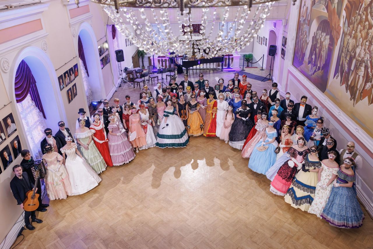 Фото к статье: Гимназисты на бале в Брянске