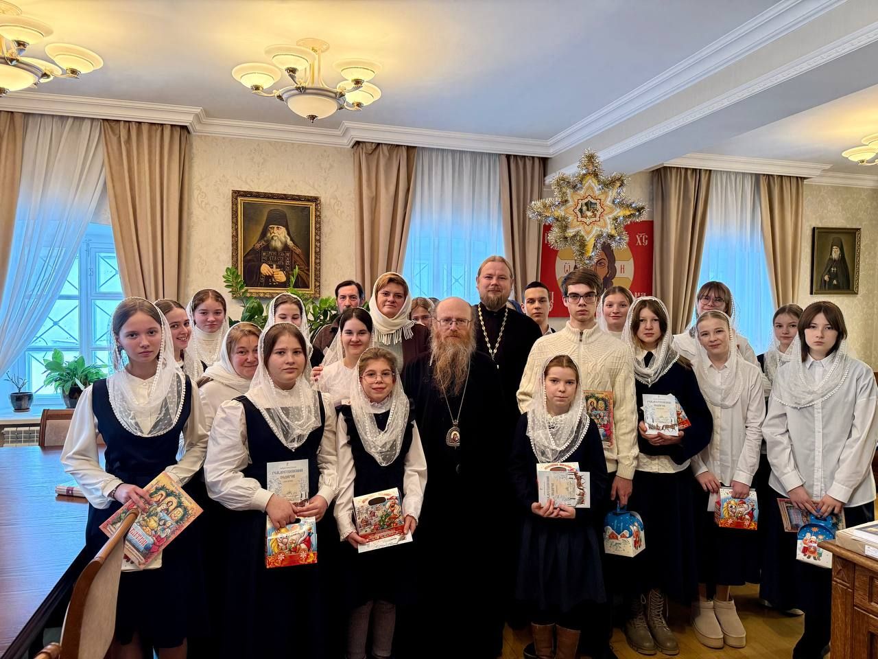 Фото к статье: Колядование в Оптиной пустыни