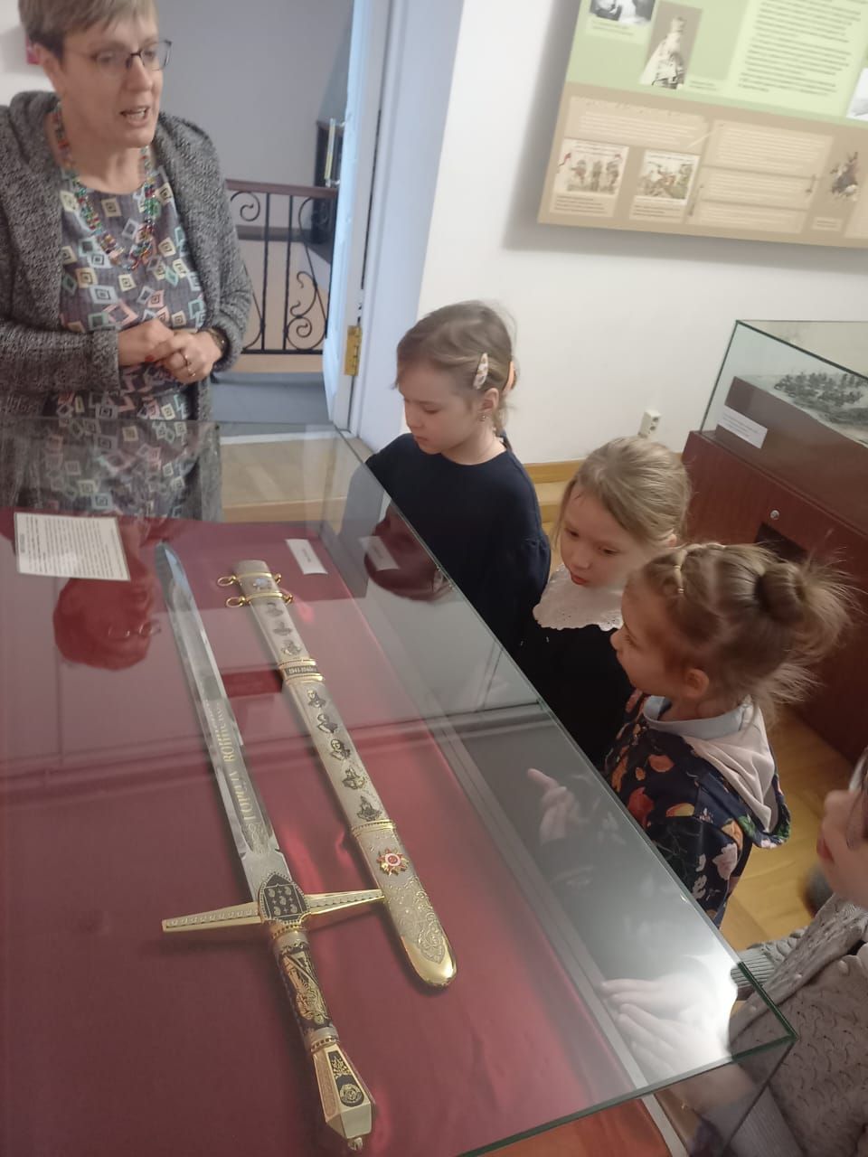 Дополнительное фото 3 к статье: Первоклассники в краеведческом музее