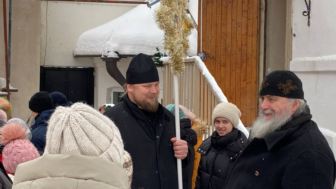 Дополнительное фото 2 к статье: Колядование в Оптиной пустыни