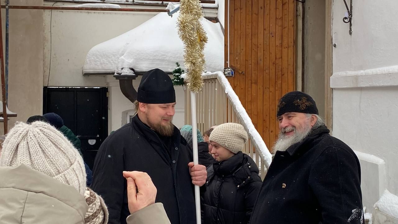 Дополнительное фото 1 к статье: Колядование в Оптиной пустыни