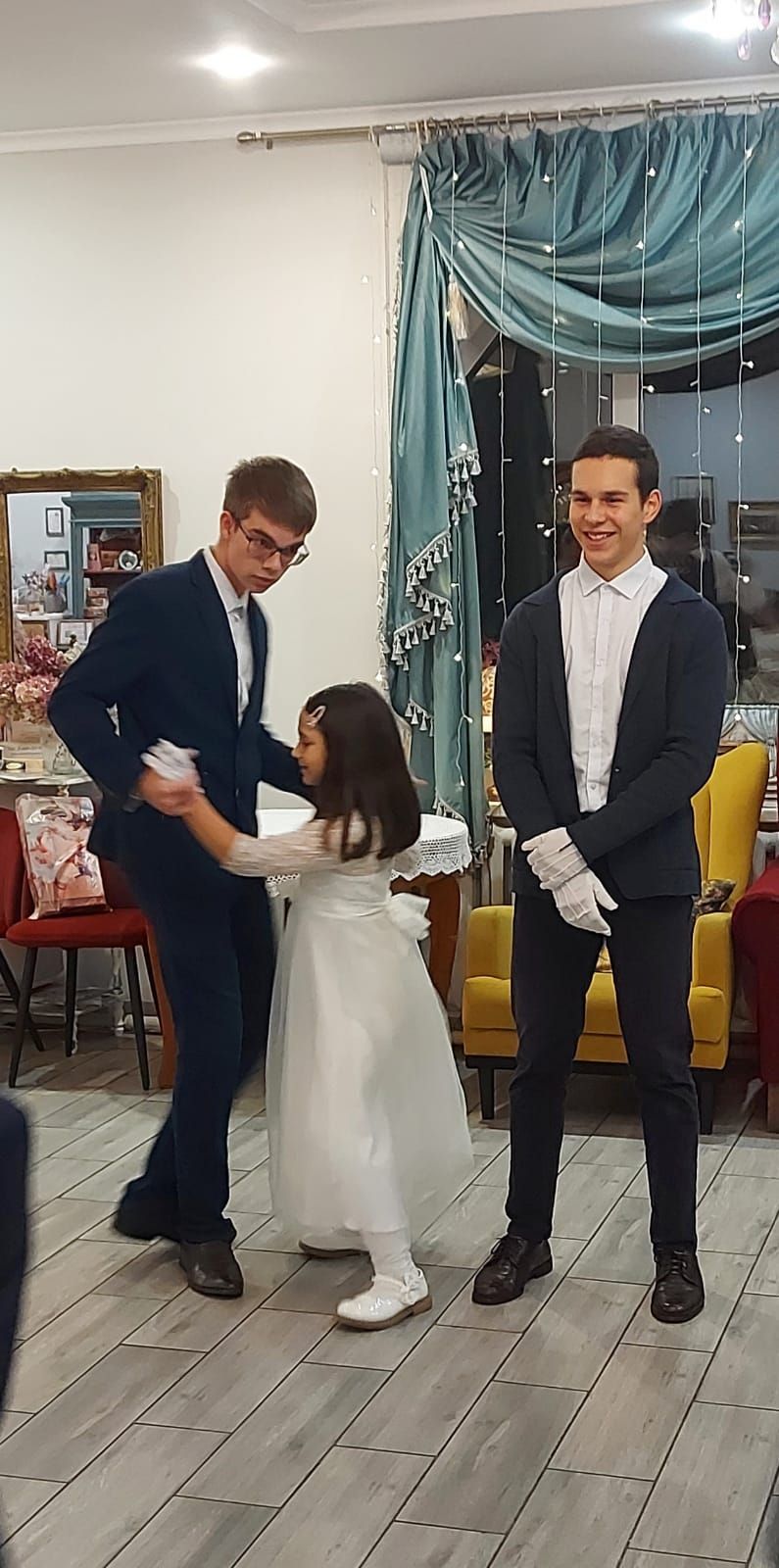 Дополнительное фото 1 к статье: Епархиальный бал ко Дню матери