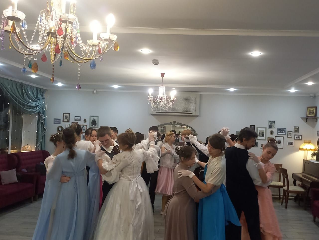 Дополнительное фото 9 к статье: Епархиальный бал ко Дню матери