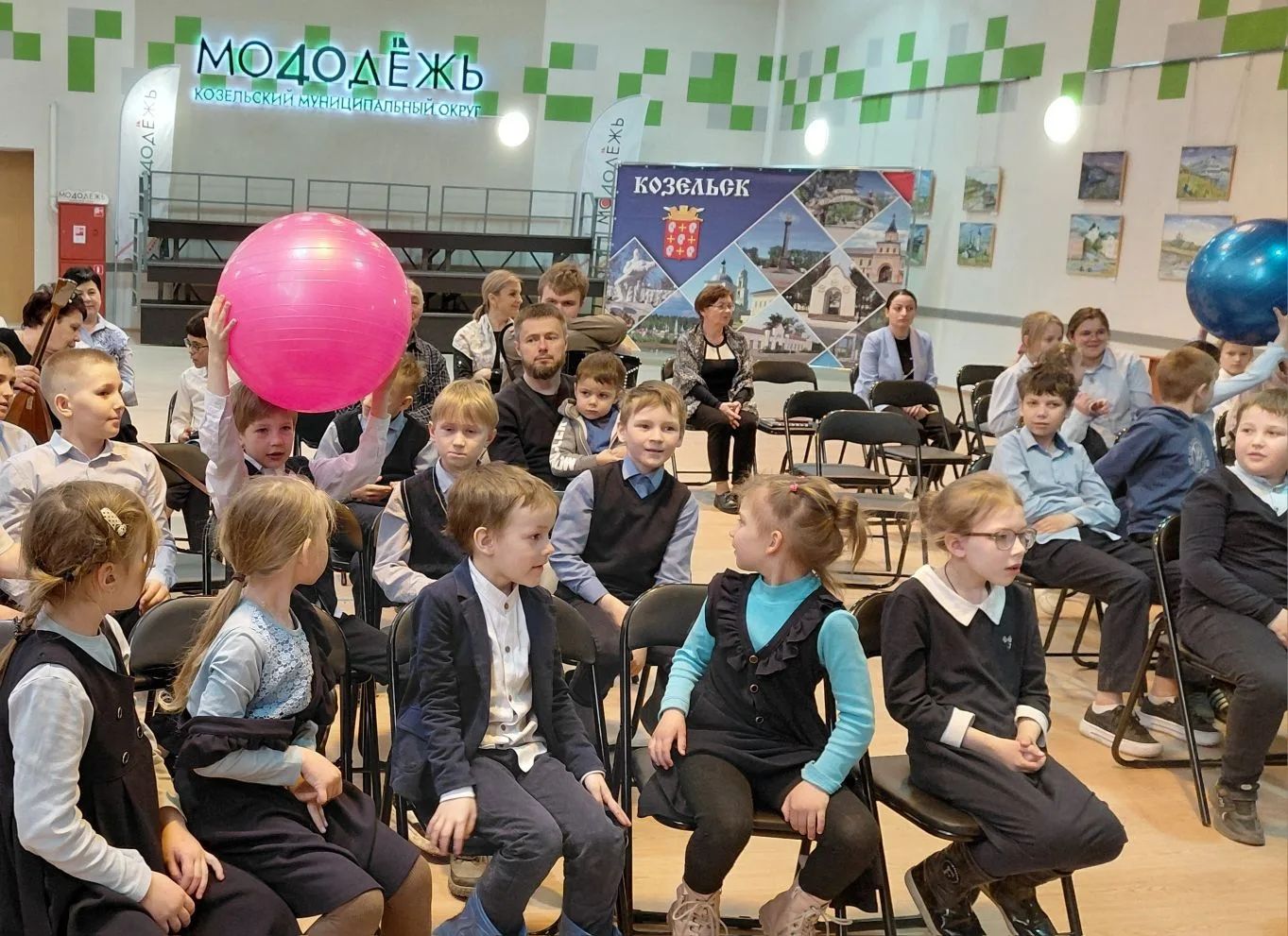 Дополнительное фото 2 к статье: Гимназисты на открытии Недели детско-юношеской книги