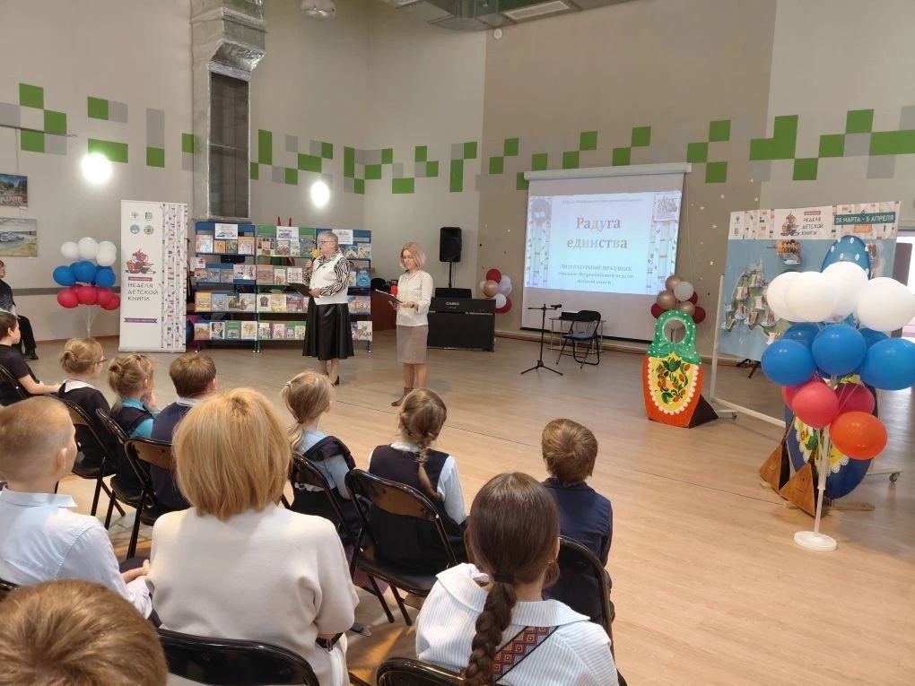 Дополнительное фото 8 к статье: Гимназисты на открытии Недели детско-юношеской книги