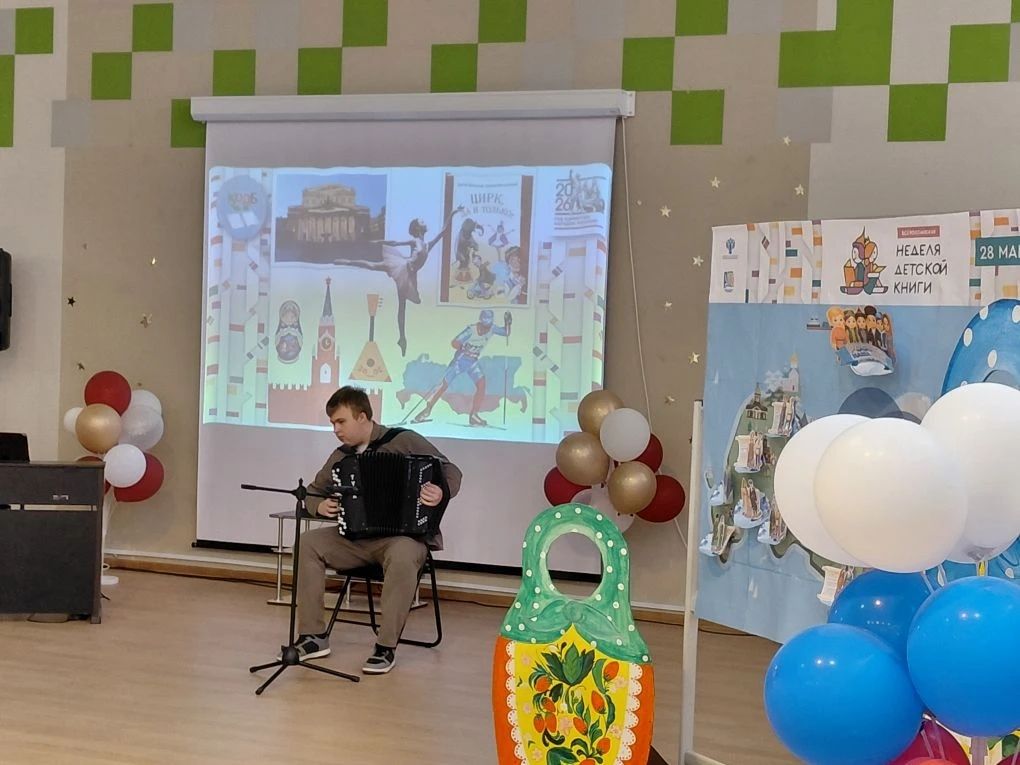 Дополнительное фото 7 к статье: Гимназисты на открытии Недели детско-юношеской книги