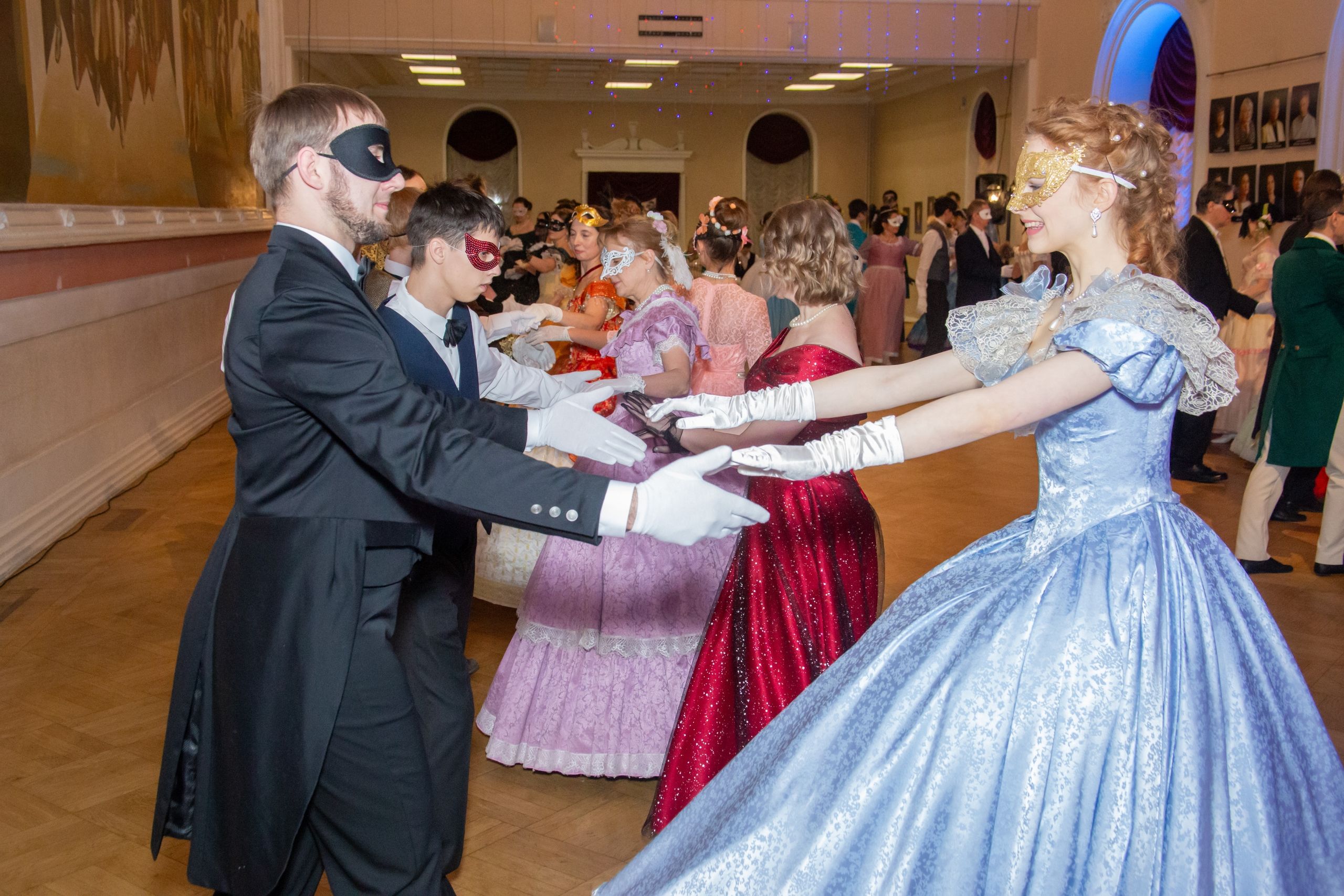 Дополнительное фото 3 к статье: Гимназисты на бале в Брянске